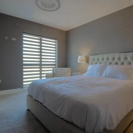 Apartment Overlooking Canal 2 Bedroom *